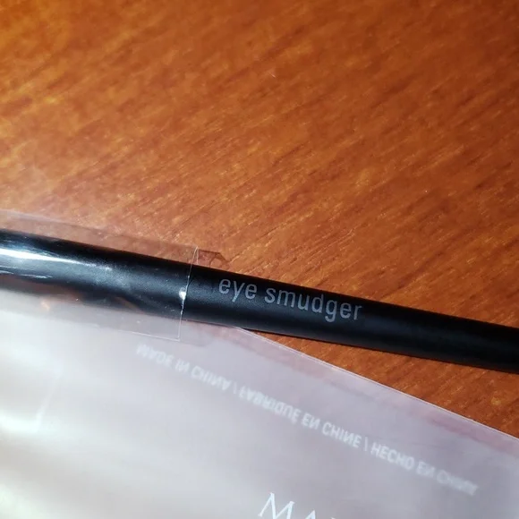 NWOT Black Eye Smudger Makeup Brush in Plastic Sleeve Carry Case - Picture 5 of 5